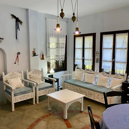 Villa Valia: Traditional Luxurious *