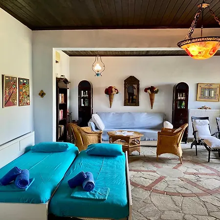 Valia: Traditional Luxurious Villa