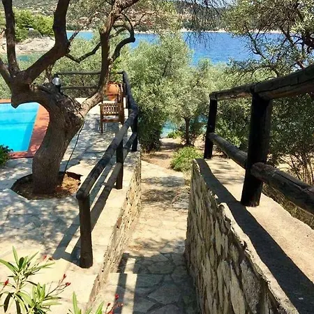 Valia: Traditional Luxurious Vila